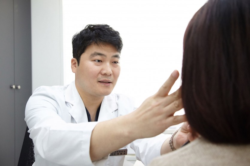 안양범계역피부과, 실리프팅, 필러 시술 명가 유앤미의원, 탈모치료, 모낭주사, 여성탈모, 줄기세포, 평촌, 의왕, 군포, 유앤미클리닉, 슈링크, 남자얼굴수염제모, 레이저토닝, 점빼기, 볼뉴머리프팅, 점빼기, 점제거, 정병훈원장